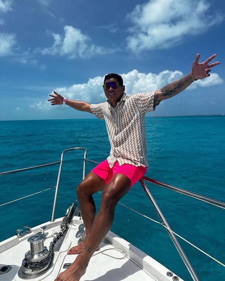 Brayan Moya disfró a borde de un yate sus vacaciones en Cancún.