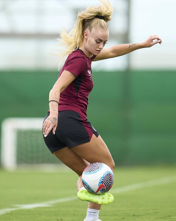 La jugadora suiza es una de las más populares en el mundo del fútbol femenino, por lo que ha hecho que el sitio web desee tenerla.