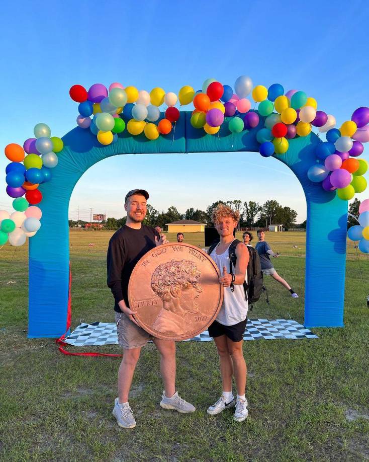 MrBeast también ha donado $ 100,000 a See, una organización con la que se ha asociado para ejecutar la operación. Como precaución, aportó $10,000 por paciente, un Tesla para un paciente y $50,000 para la matrícula universitaria de otro paciente.