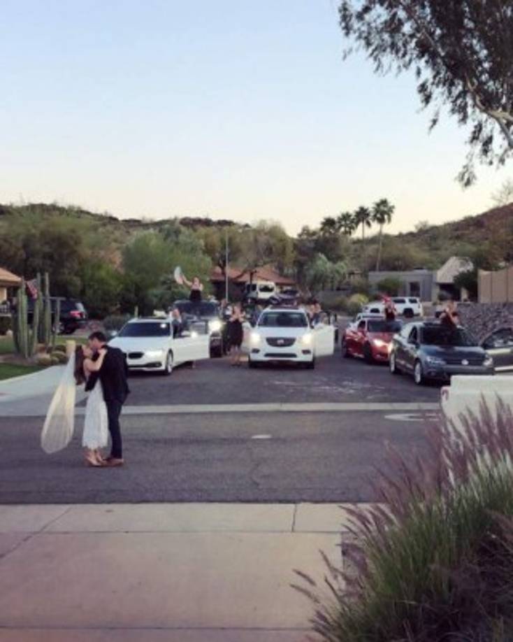 Pese al confinamiento, sus amigos y familiares los sorprendieron asistiendo a la boda desde sus autos.