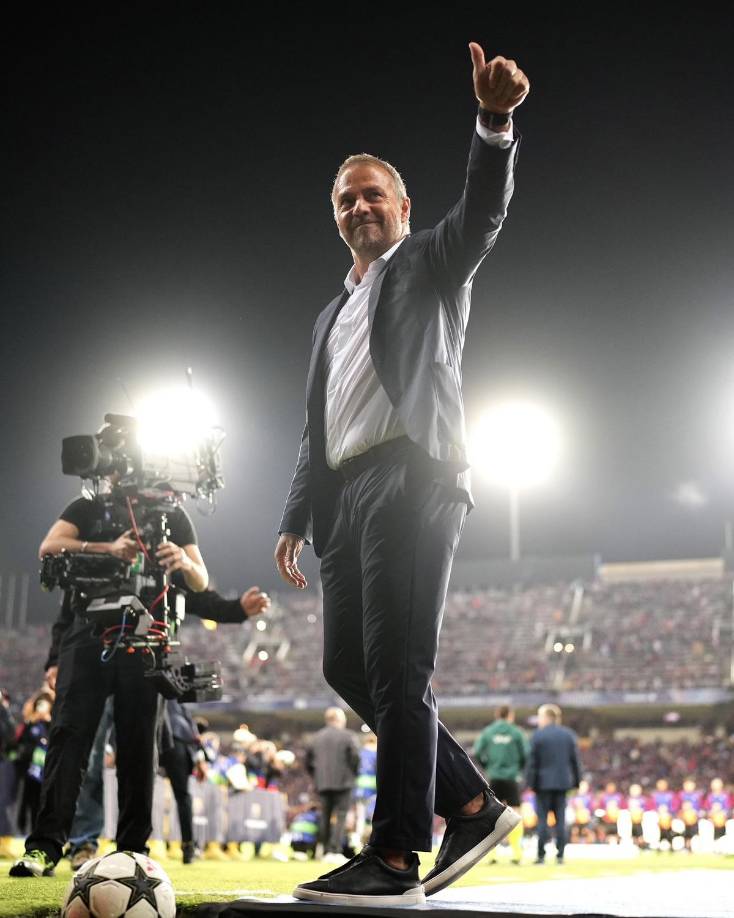 Hansi Flick saludando al público azulgrana antes del inicio del partido.