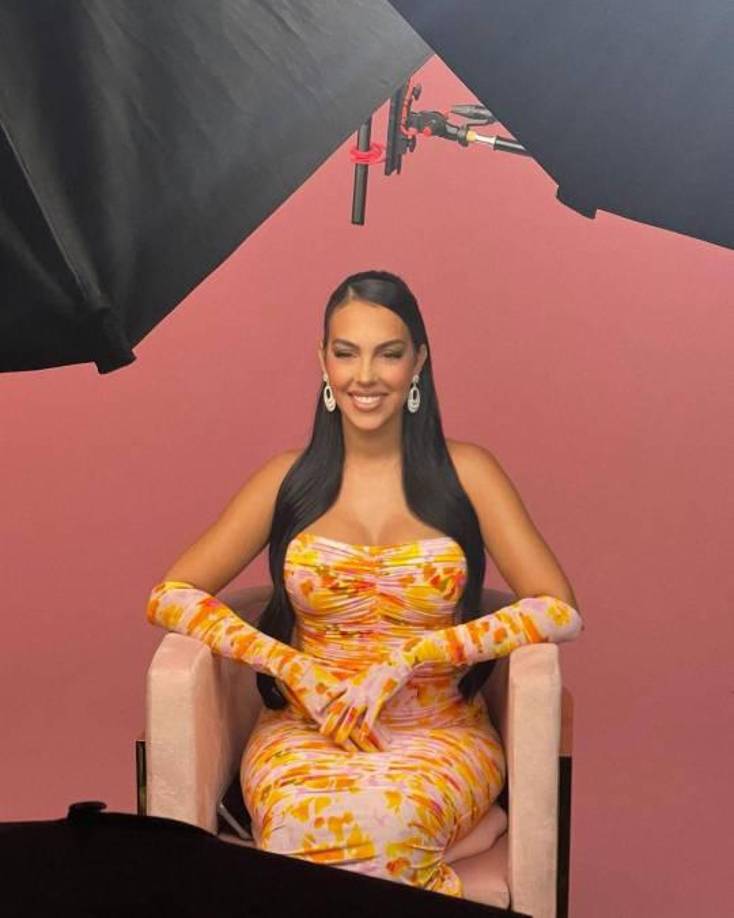 En dicha serie, la modelo expone su forma de ser y su historia antes de ser novia de Cristiano. Hace unos días, un supuesto excompañero la expuso y desmanteló la historia de cómo conoció al futbolista.