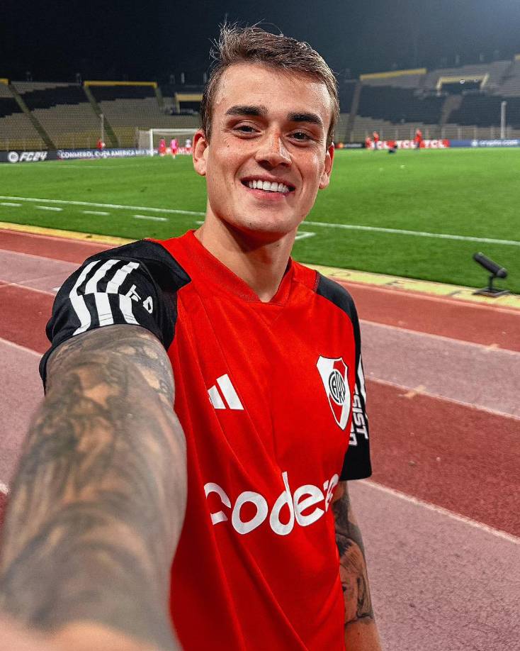 Luego de un poco de suspenso, <b>dieron a conocer que se trataría de Nicolás Fonseca</b>, deportista de 25 años de edad que se desempeña en la primera división del Club Atlético River Plate. Con respecto al nuevo romance, fueron por más y detallaron cómo inició. 