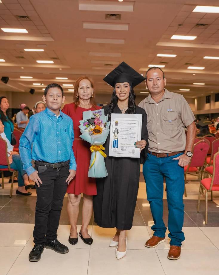 Aquí con su padre, su hermano y su abuela posan con el título logrado. Sus palabras han sido muy emotivas.