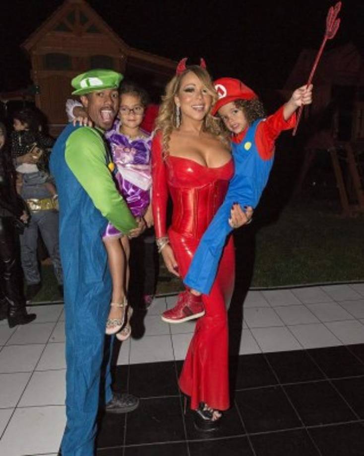 Mariah se ha metido en la piel de una diablita sexy que viste de rojo se coloca unos cuernos y no teme a la incomodidad de un corsé. Y todo confeccionado con vinilo.