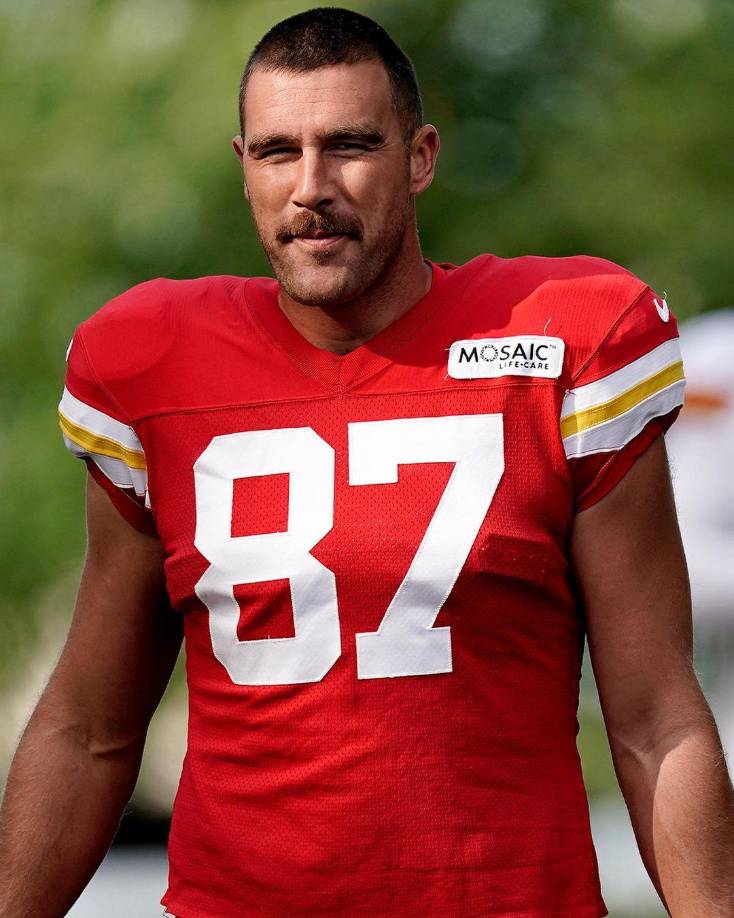 En las últimas horas, Kelce vendió más camisetas que su compañero Patrick Mahomes, considerado por muchos como el mejor quarterback del mundo, heredero del legendario Tom Brady y MVP del último Super Bowl.