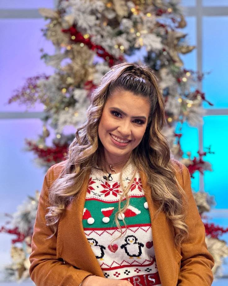 Durante la transmisión en vivo, Alejandra se conmovió hasta las lagrimas por no poder asistir. 