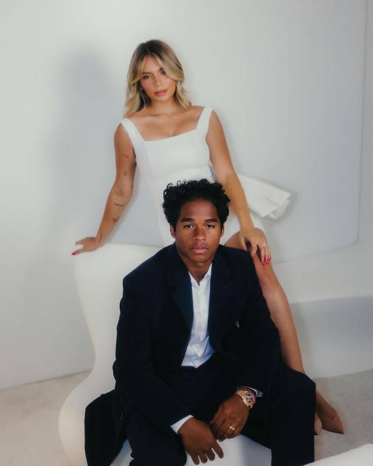 A través de sus redes sociales, la joven pareja compartía la mejor de las noticias con una instantánea de ellos mostrando los anillos y un pasaje de la Biblia. “Mateo 19:6: ‘Así que ya no son dos, sino una sola carne. Por lo tanto, lo que Dios ha unido no lo puede separar. Al fin, nos casamos’”. 