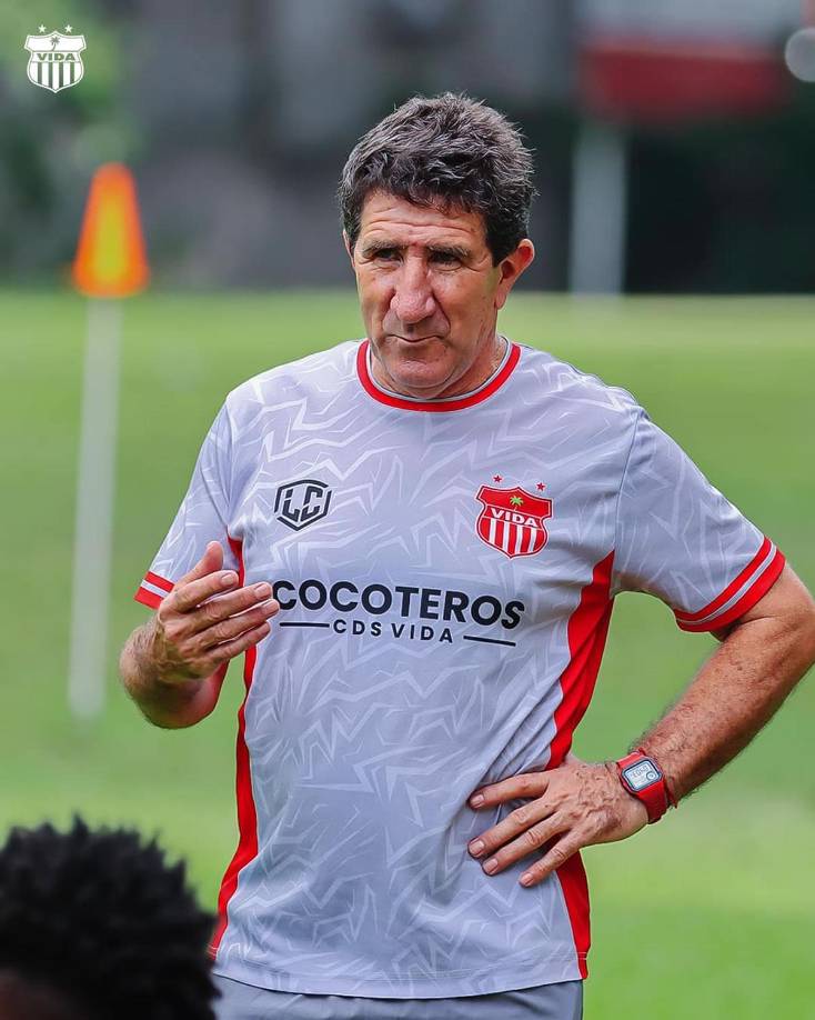 Héctor Vargas - El entrenador argentino no quiere continuar en el Vida ante los problemas financieron que presenta el club ceibeño. De hecho, ya se llevó sus pertenencias a San Pedro Sula, pues ya no le seduce estar lejos de su familia para no estar compitiendo. “Solo para pasar el agua no tiene sentido, tal vez en otro momento sí, pero ahora prefiero darle la oportunidad a otro entrenador”, dijo a Diario La Prensa.