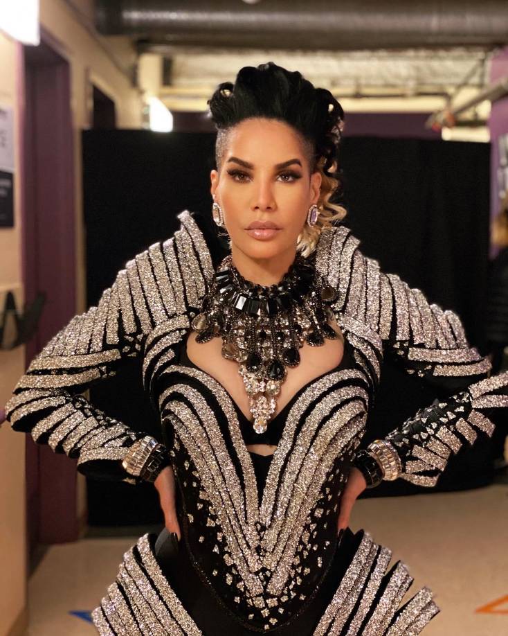 Celebrada mundialmente por lograr el éxito musical y comercial, la carrera de Ivy Queen abarca casi 30 años. Obtuvo su primera entrada en una lista de <i>Billboard</i> con “Quiero bailar”, que alcanzó el No. 16 en Tropical Airplay en julio de 2005 y, unos meses después, llegó al No. 1 del mismo <i>chart</i> con “Cuéntale”. 