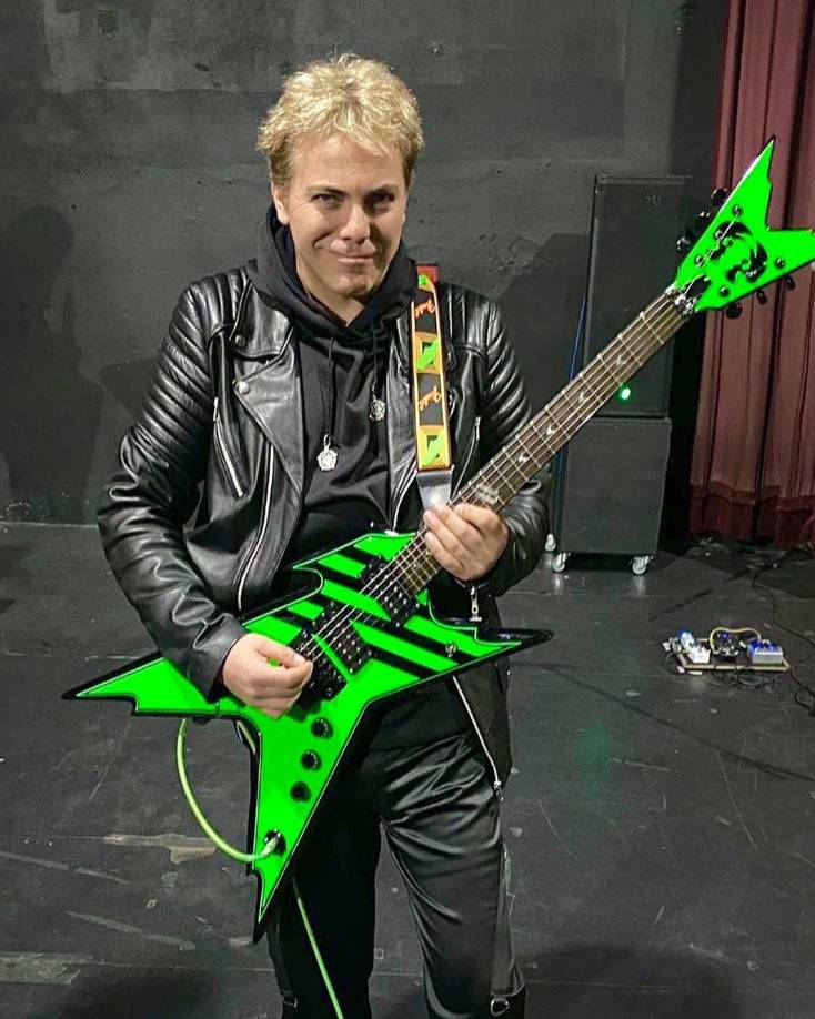 <i>En “El poder de la bestia”, </i> su nuevo proyecto, Cristian va a lo profundo, salta entre estilos y demuestra una vez más ser un cantante descomunal, capaz de pasearse del gruñido al agudo de cabeza sin complicaciones. Eso que sale de los bafles de Unísono no tiene absolutamente nada que ver con su veta romántica, ni tampoco con la versión delirante de “Lloviendo estrellas”.