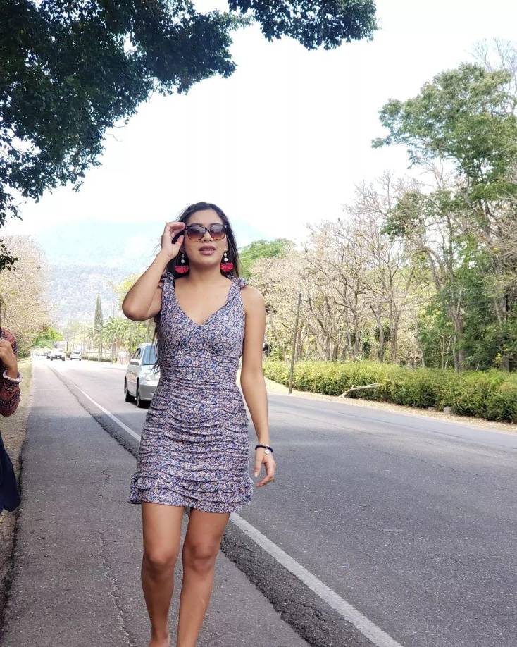 Nicole Pavón:Joven periodista hondureña que posó en plena carretera.