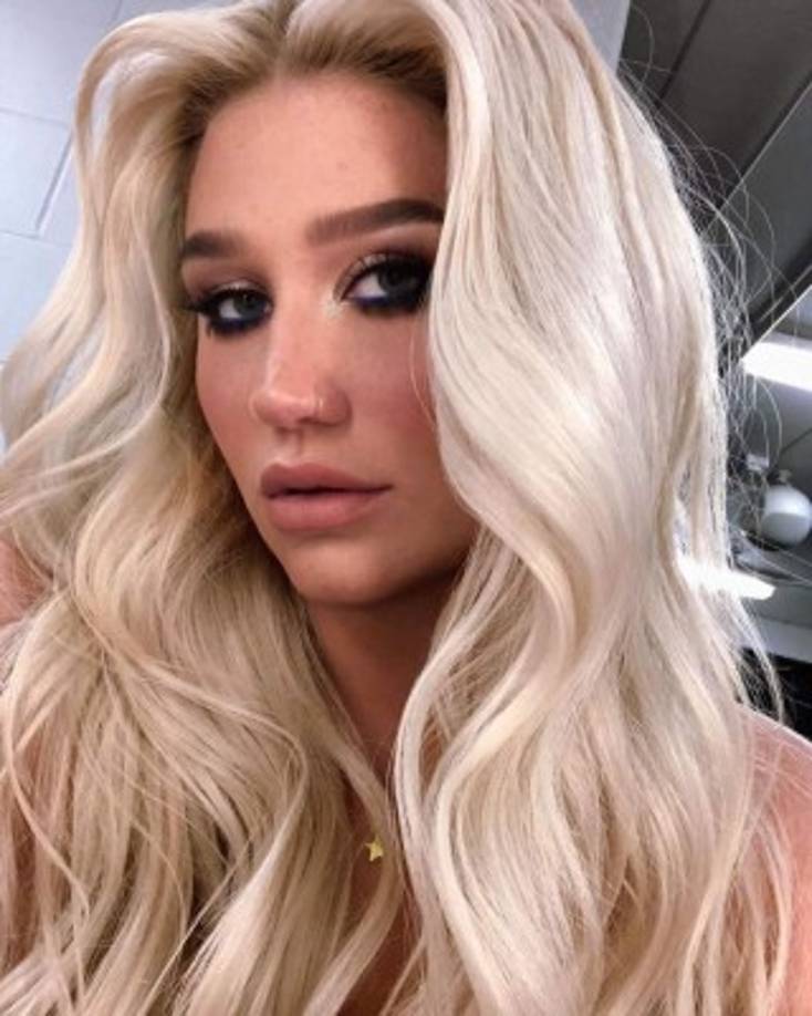 Sin embargo, en los últimos tiempos -en concreto desde que publicara su último álbum 'Rainbow'- ha abogado también por mostrarse de una forma más natural ante el mundo sin prestar atención a los cánones de belleza enfermizos que casi le cuestan la vida en sus intentos por encajar en ellos.<br/>