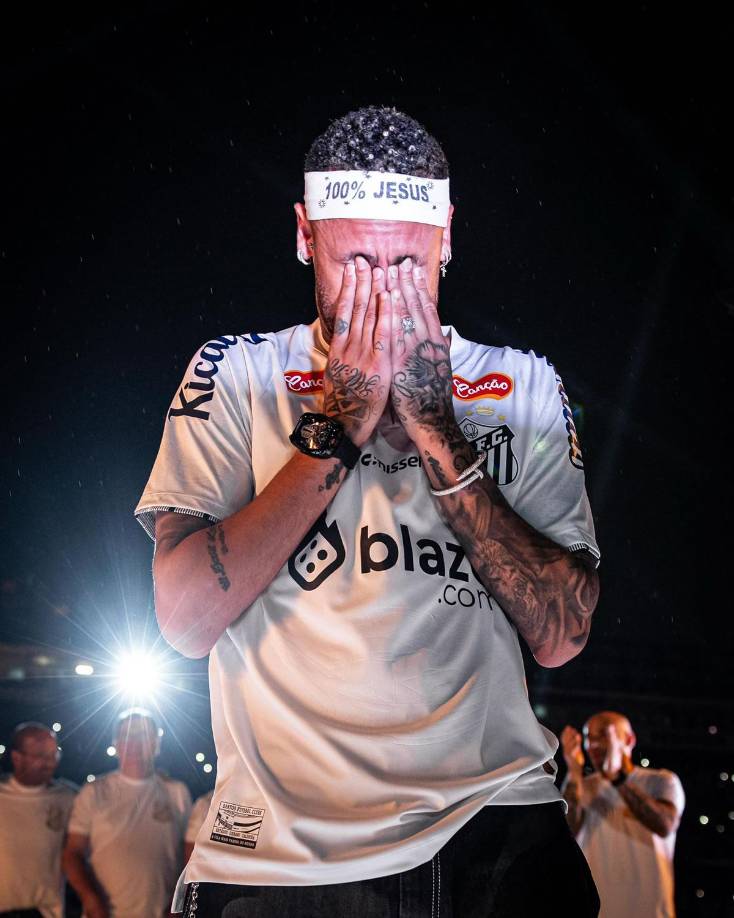 “Estoy muy contento, estoy muy feliz”, afirmó Neymar tras secarse las lágrimas, en el centro de la cancha, con la camiseta albinegra y una banda sobre la cabeza que decía “100 % Jesús”.
