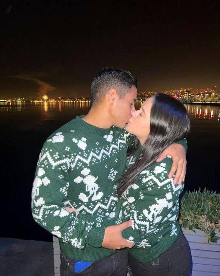 Carlos Pineda se fue de vacaciones a Grecia con su novia Daniela Hernández, quien tiene una hermana que es pareja del también jugador hondureño Edwin Rodríguez, que ahora juega en el Aris Salónica.