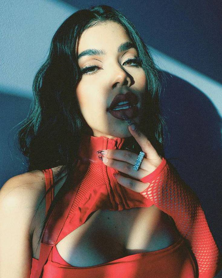 Se trata de Kenia Os, una famosa influencer y cantante originaria de Mazatlán, Sinaloa, México, quien ha conquistado a muchos con su talento.