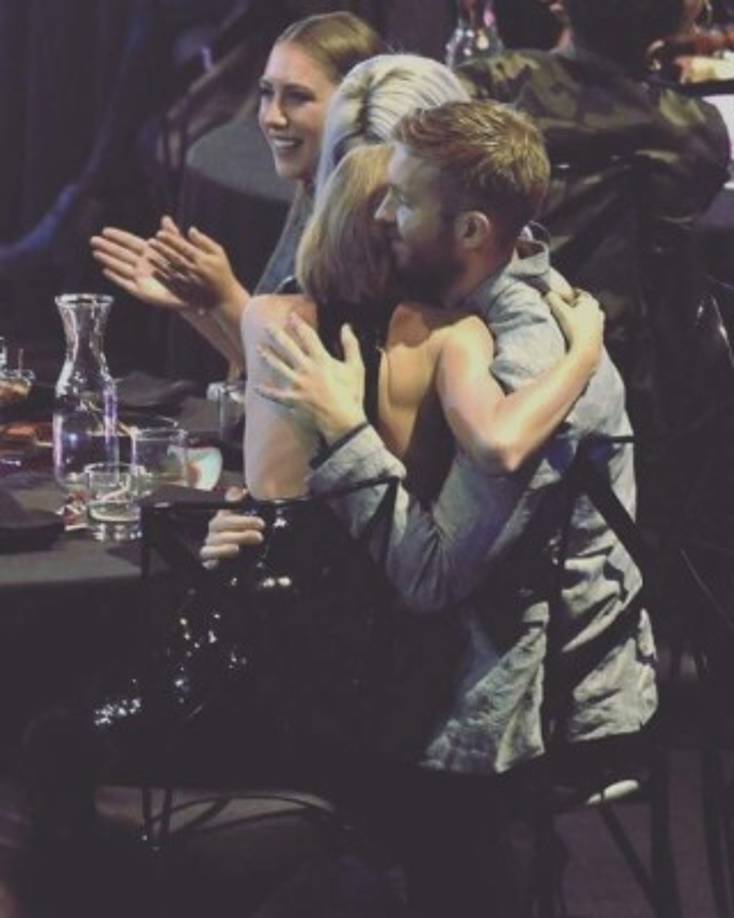 El abrazo de Taylor Swift y Calvin Harris.