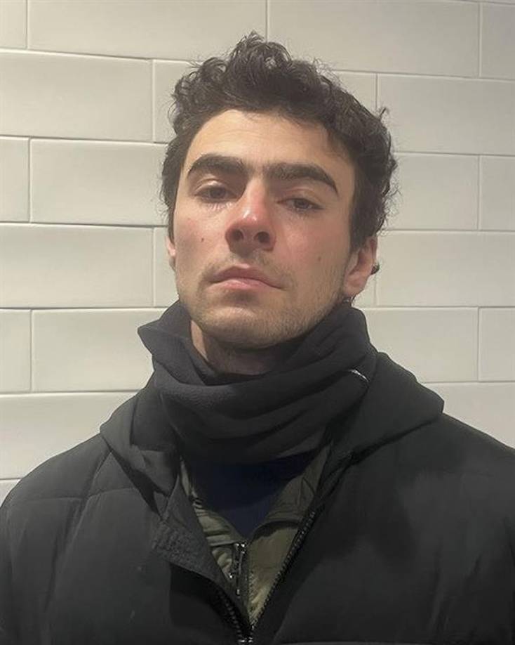 También se ha vinculado el crimen con la lesión que Mangione sufre en la espalda y por la que tuvo que estar ingresado en la sala de emergencias el 4 de julio de 2023, según los detectives.