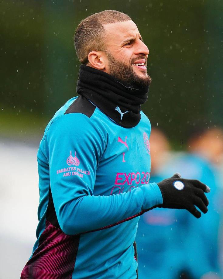 El diario antes mencionado afirmó que el futbolista del Manchester City mantuvo otra relación de dos años con una modelo durante sus vínculos con su esposa Annie Kilner y Lauryn Goodman.