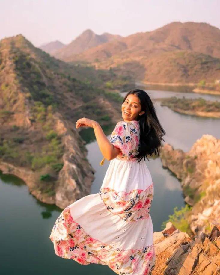 El superintendente de policía de Raigad, Somnath Gharge, declaró que Kamdar fue rescatada con vida, pero falleció mientras recibía atención médica en un hospital de la zona.