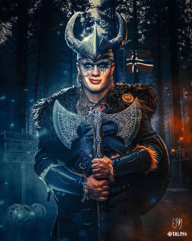 Erling Haaland, delantero noruego del Manchester Cty, publicó esta imagen suya con un disfraz de vikingo.