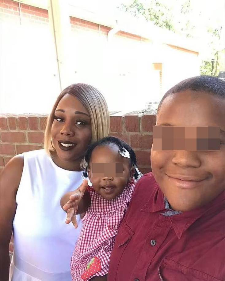 Según la policía de Louisiana, el niño, que solo ha sido descrito como un familiar de las víctimas, enfrenta dos cargos de asesinato en primer grado y está detenido con una fianza de 500,000 dólares.