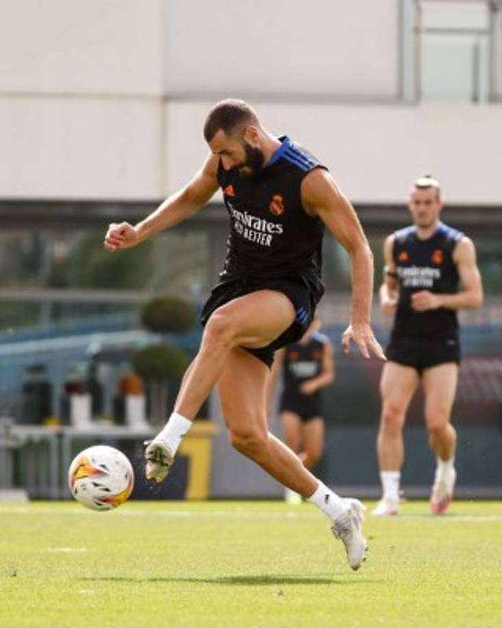 En la delantera no hay dudas en que Karim Benzema arrancará de titular. El francés es el hombre gol del Real Madrid después de la marcha de Cristiano Ronaldo hace unas temporadas.