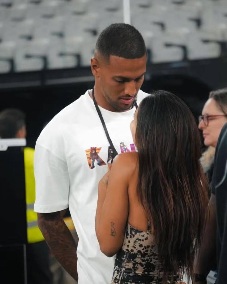 Se dice que el deportista habría conocido a la cantante en la fiesta que se realizó después del partido de la NFL, en el Neo Química Arena, en São Paulo.