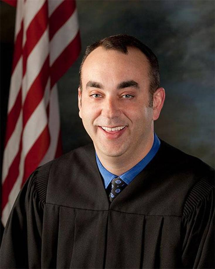 Mickey Stines, sheriff del condado de Letcher, fue puesto bajo custodia acusado de disparar al juez Kevin Mullins en su despacho