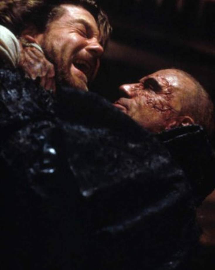 En su momento, la novela de Mary fue vista con desdén por el contenido médico-científico en el que se exponían injertos de órganos. En la actualidad, la medicina y la ciencia ha evolucionado hasta el punto en que casi todos los órganos del cuerpo humano pueden trasplantarse, al igual que la piel. Además, está la clonación y los trasplantes de órganos artificiales. En la imagen, el doctor Frankenstein y su criatura. Película: Frankenstein de 1994.