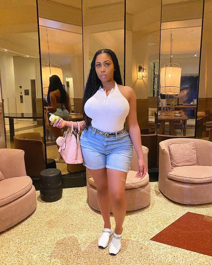 Además, subió capturas de los chats de su teléfono en los que tenía diálogos subidos de tono con el basquetbolista.