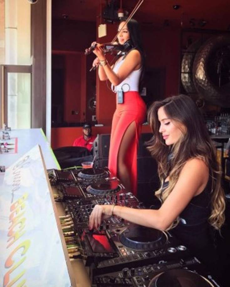 3. La música es una pasión que comparte con Maluma: 'Crecí cantando, actuando y bailando para obras de teatro; estaba en el coro desde que tenía como cinco o seis años, siempre me ha gustado la música ', dijo Barulich durante una entrevista. <br/><br/>Natalia, que también es DJ, toca junto a su amiga Esther, las dos se presentan como ATSMPHRE.<br/>