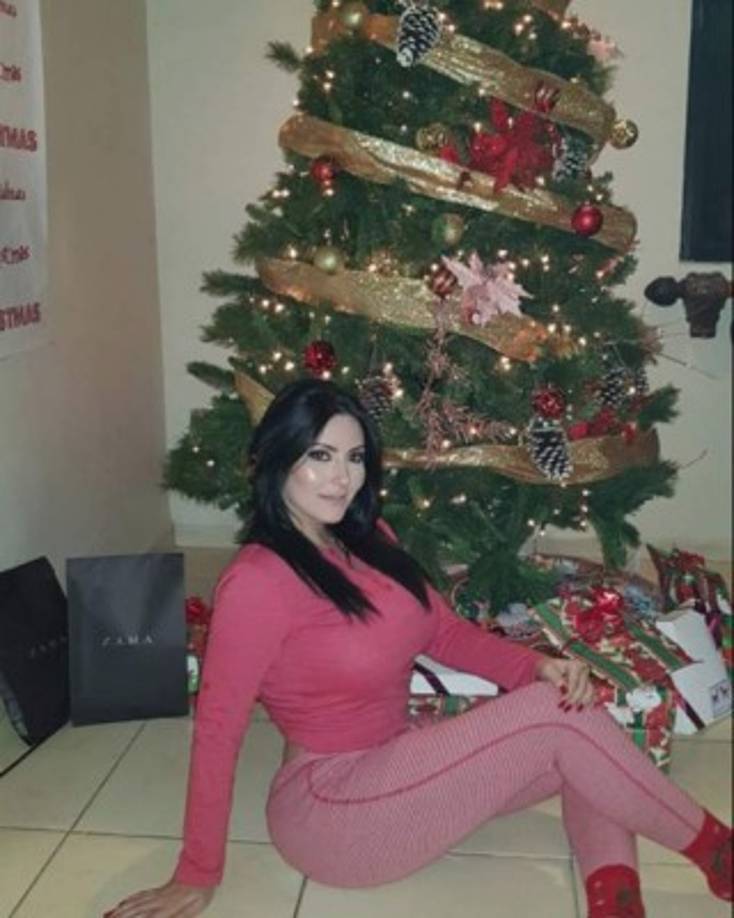 La bella modelo Ariana Herchi posó en pijamas junto a su árbol de Navidad.