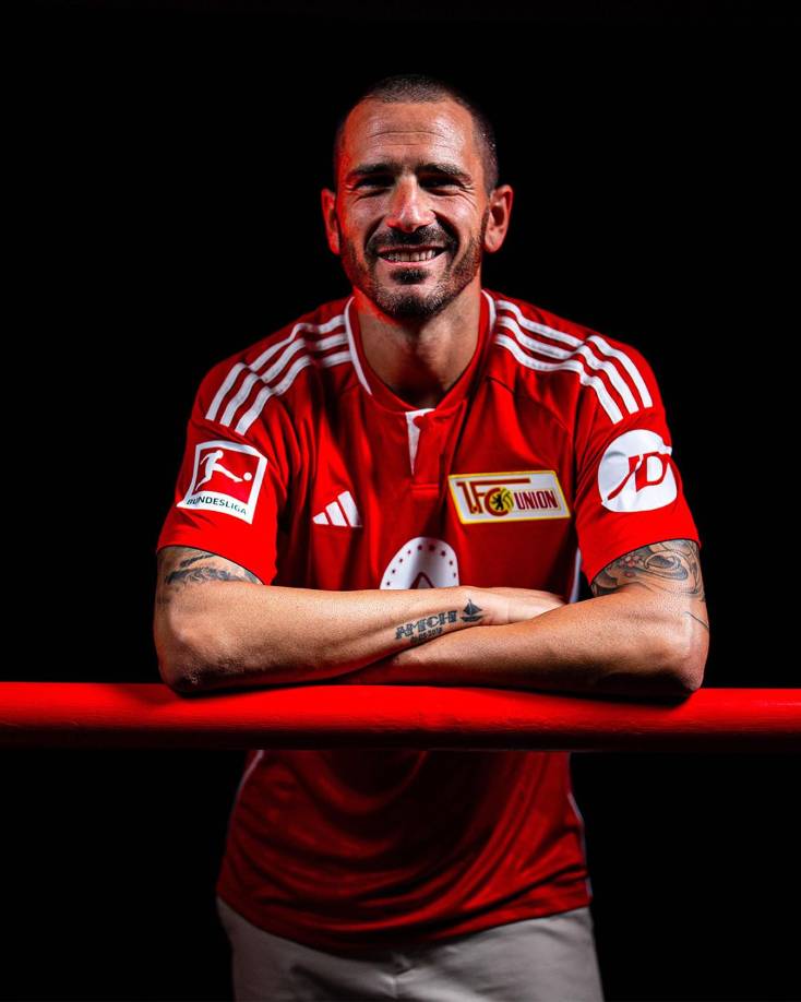 Leonardo Bonucci ha fichado por el Union Berlín, confirmó este viernes el club alemán, que será rival del Real Madrid en la fase de grupos de la Champions. El defensa italiano, de 36 años, tenía aún contrato por una temporada con la Juventus, pero el cuerpo técnico ya no contaba con él y, tras abrirse la posibilidad de ir a otros clubes italianos, finalmente se ha confirmado la salida al club de la capital germana, que se estrenará en la máxima competición continental.