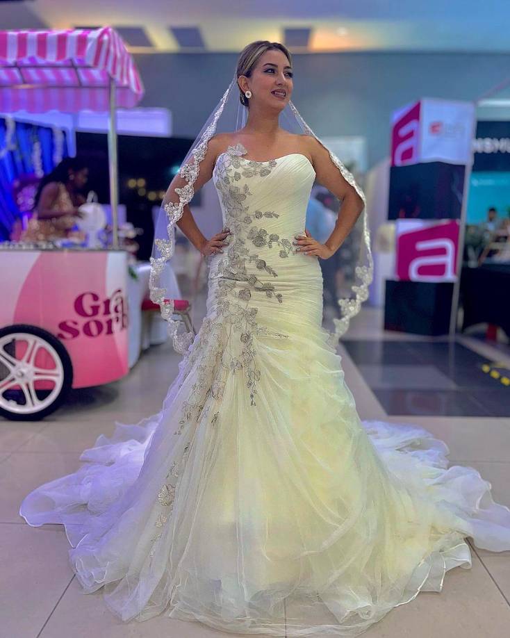 Krizzia no está casada por el momento, aunque al parecer está en una relación sentimental, según las fotografías que tiene públicas en su Instagram.