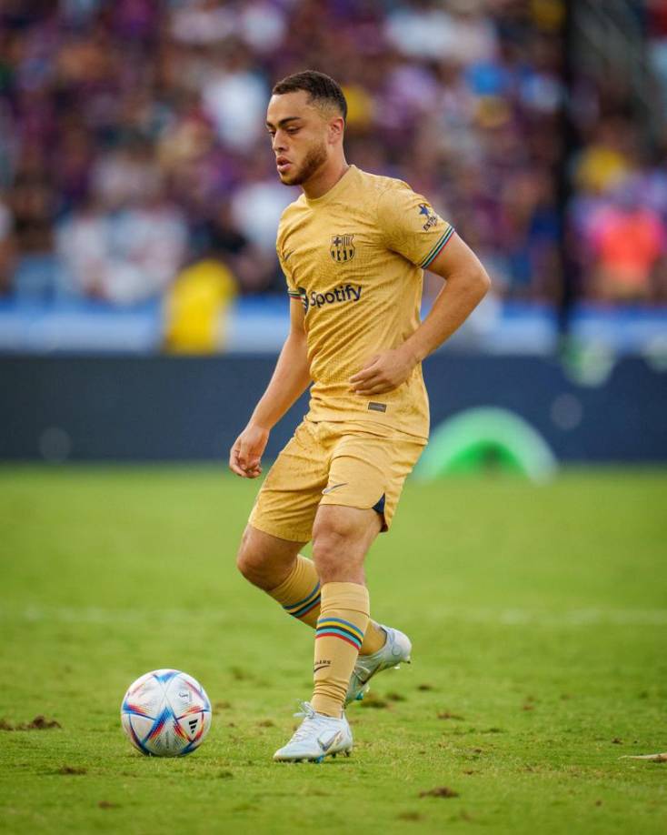 El lateral estadounidense Sergiño Dest no entra en los planes de Xavi en el FC Barcelona para la presente campaña. Se menciona que el Manchester United lo pretende.