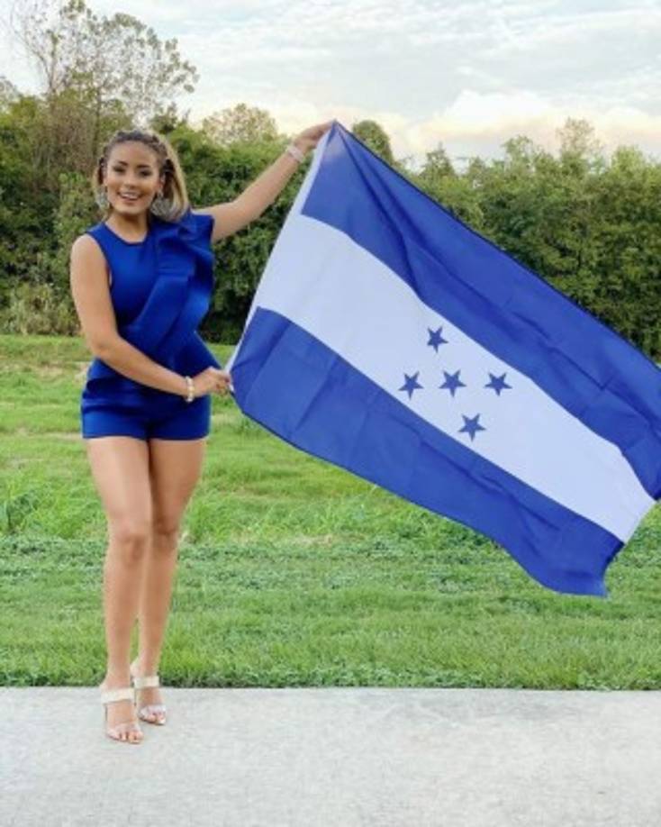 La periodista Elsa Oseguera, quien trabajó en el canal HCH hace algunos años, también se mostró orgullosa de ser catracha.