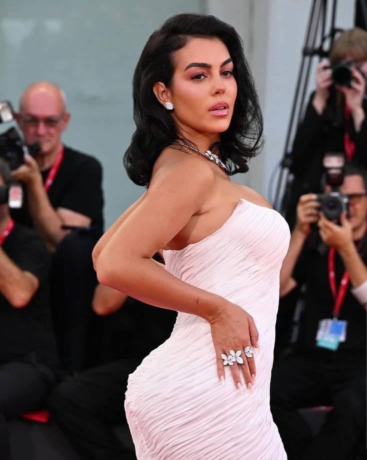 Esta aparición fue su primera revelación pública de un nuevo corte de pelo, un cambio aparentemente espontáneo realizado durante sus vacaciones en la playa, que compartió con sus seguidores en las redes sociales.