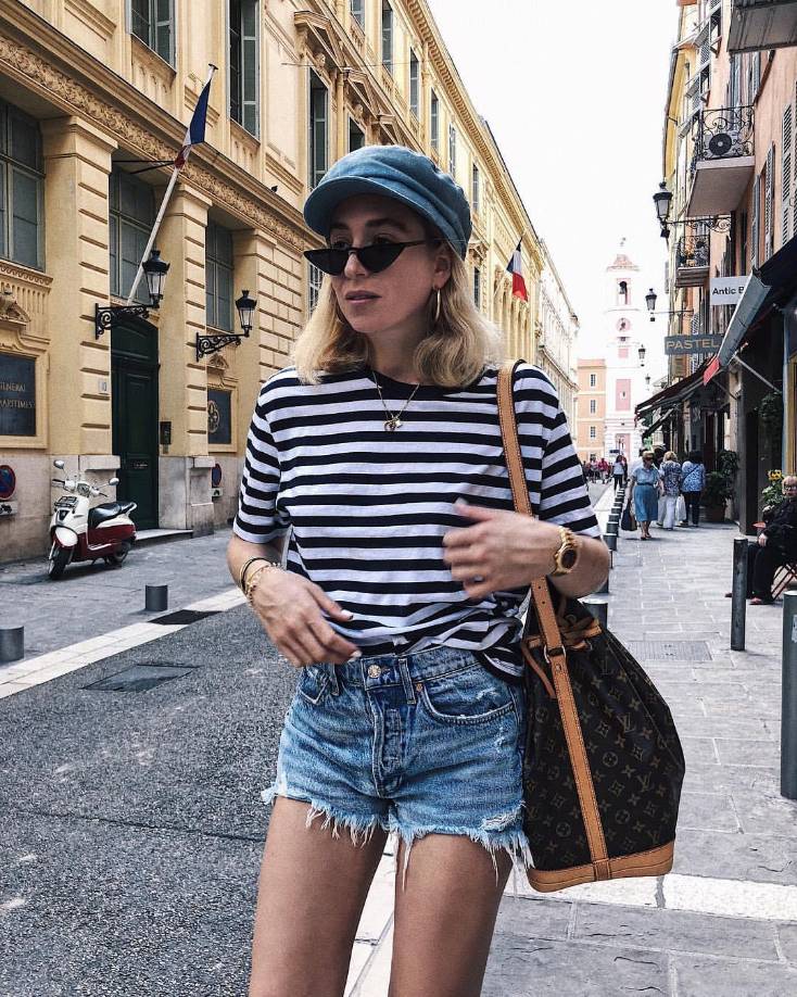 Lo ideal es tener una camiseta manga corta o larga en tono azul marino. Está asociado al estilo parisino y navy. Combínalo tomando como referencia este conjunto con shorts y gorra. 