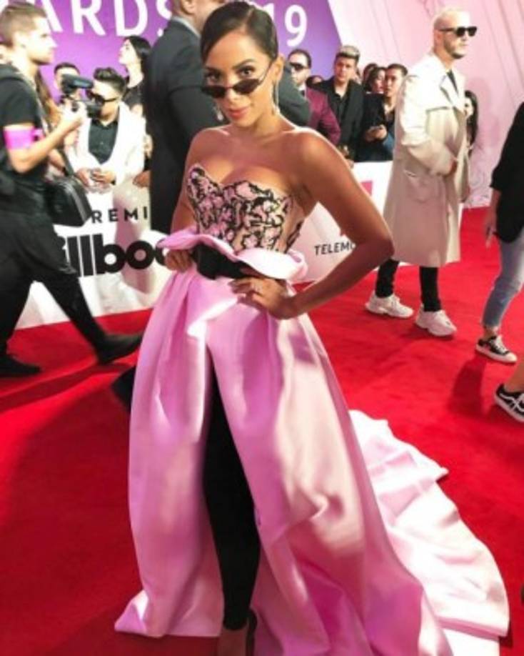 Anitta muy glamurosa en una falda pantalón perfecta para la ocasión.