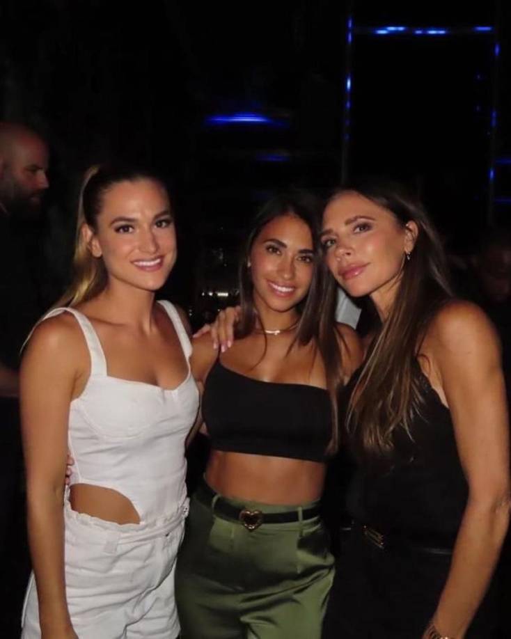 Antonela Roccuzzo ya está asentada en Miami, donde juega Messi. En la imagen aparece junto a Elena Galera, esposa de Sergio Busquets, y Victoria Beckham, pareja del exfutbolista David Beckham.