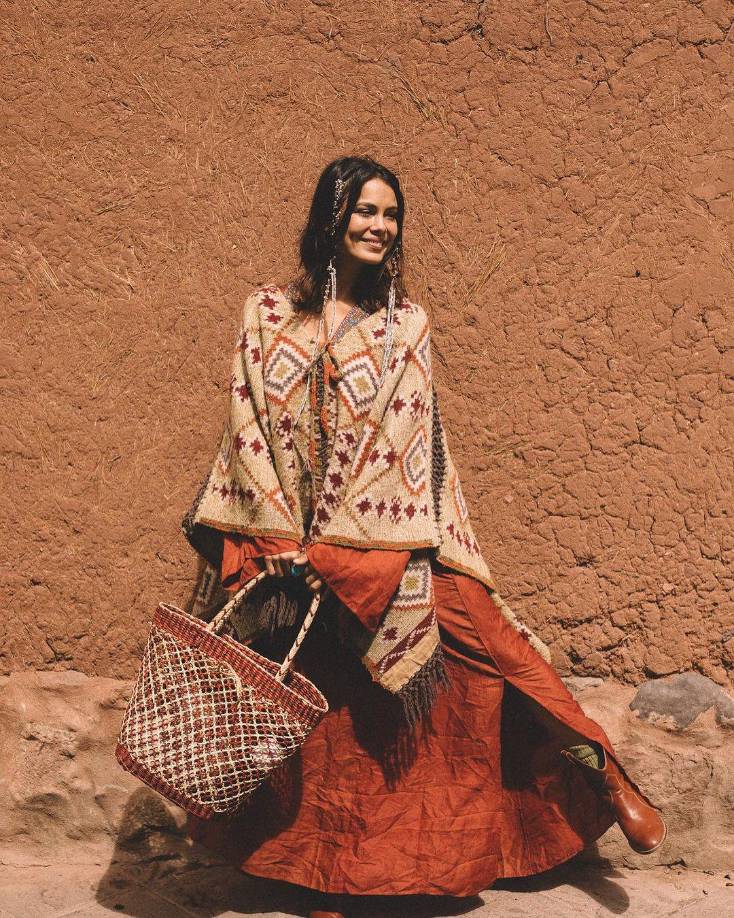 “Tengo el apellido de mi padrastro, que es Kelley, y luego tengo un marcado acento australiano. De hecho, soy 100% étnicamente latina, mi mamá es de Perú, mi papá es de Argentina y mi abuela todavía habla quechua, que es el idioma de los incas. Estoy muy profundamente conectado con mi ascendencia y mi linaje”, dijo a la revista ¡Hola! en 2020.