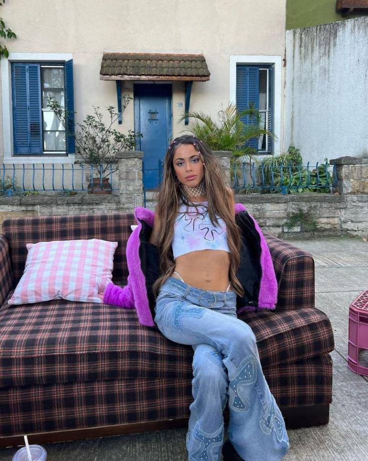 En plena promoción de su nuevo disco, Tini, está envuelta en el acoso de la prensa por su recién confirmado noviazgo con el futbolista de la selección argentina y Club Atlético de Madrid, Rodrigo de Paul. Esta nueva pareja nació después de una crisis definitiva entre De Paul y Camila Homs, la madre de sus dos hijos. 