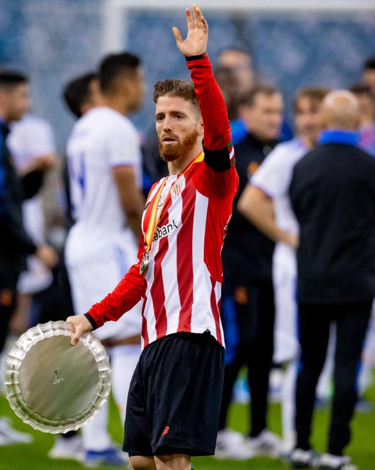 Iker Muniain, capitán del Athletic Club Bilbao, saludando a la afición en el estadio de Riad.