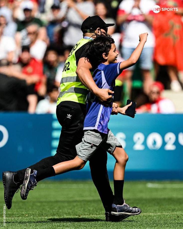 Antes de meternos de lleno en la polémica, durante el partido, un aficionado se metió a tomarse una foto con Julián Álvarez.