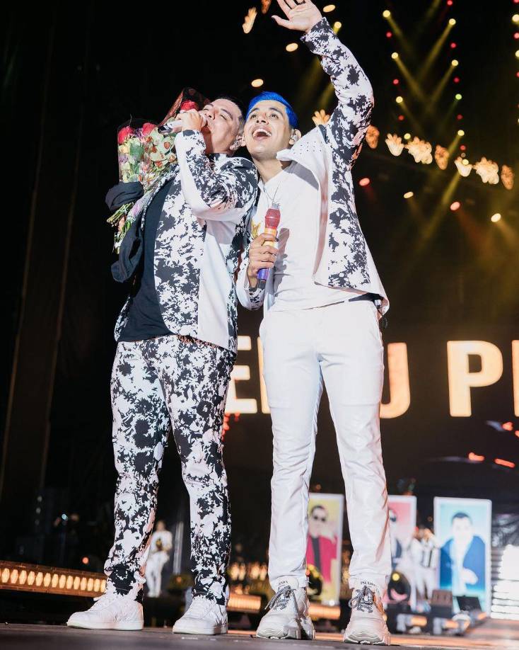 Eduin agradeció el apoyo de sus seguidores y familia (en la imagen aparece junto a su hermano Johnny Caz, también es integrante del grupo). “Qué maravilla llegar a los 30 años con un público espectacular y en otro país, Costa Rica. Gracias familia, pero creo que ocupo regresar a pensar en mí, y a sentirme bien conmigo mismo”, puntualizó.