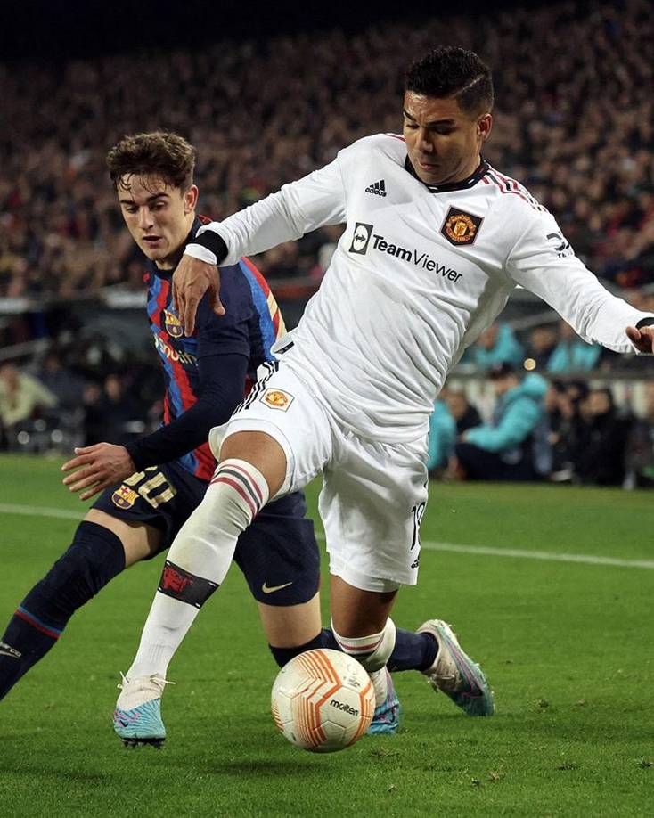 Casemiro le robó el balón a Gavi en un ataque del jugador español por la banda izquierda.