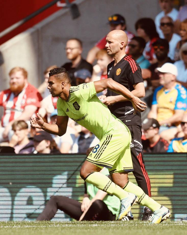 Casemiro entrando al campo para disputar sus primeros minutos con la camiseta del Manchester United.