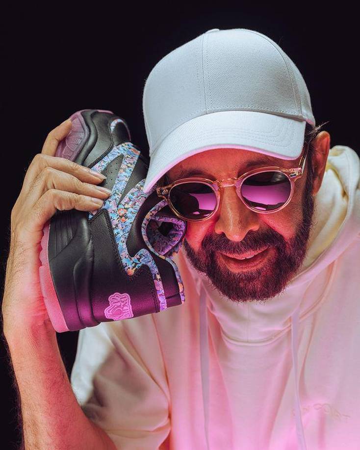“Bachata Rosa”, el quinto álbum de estudio de Juan Luis Guerra ayudó enormemente a elevar los géneros de la bachata y el merengue a nivel internacional. Obtuvo numerosos premios y reconocimientos, entre ellos el Grammy estadounidense y latino al Mejor Álbum Tropical en su 34ª edición.