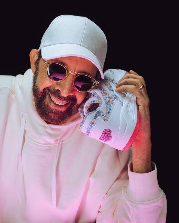 La “Bachata Rosa” SL33 de Ewing x Juan Luis Guerra ya está disponible en el sitio web ewingathletics.com a un precio de 3,373 lempiras el par. A propósito de la colaboración, este 11 de diciembre el álbum que internacionalizó a Guerra junto con Karen Records cumple 34 años.